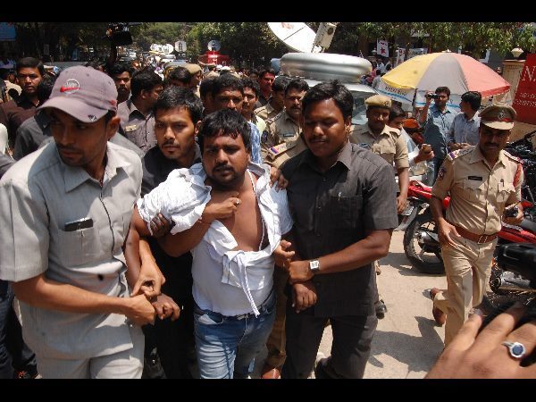 పోలీసుల అదుపులో... పోలీసుల అదుపులో...