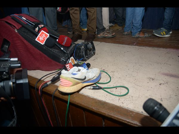 కన్నయ్యపైకి విసిరిన బూటు కన్నయ్యపైకి విసిరిన బూటు