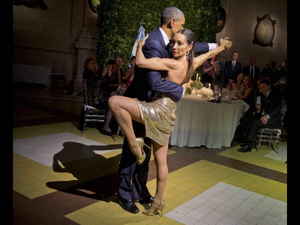  విందు: డ్యాన్సర్‌తో కలిసి ఒబామా ట్యాంగో డ్యాన్స్