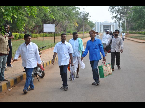 చర్లపల్లి జైలు నుంచి ఖైదీల విడుదల