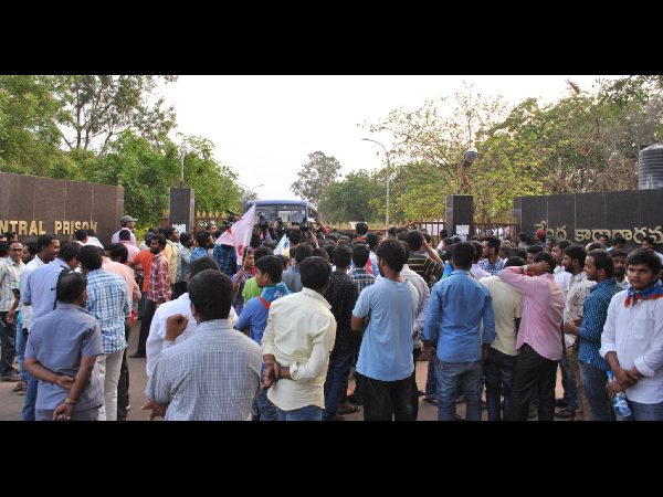 చర్లపల్లి జైలు నుంచి ఖైదీల విడుదల 