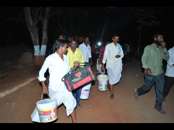 చర్లపల్లి జైలు నుంచి ఖైదీల విడుదల