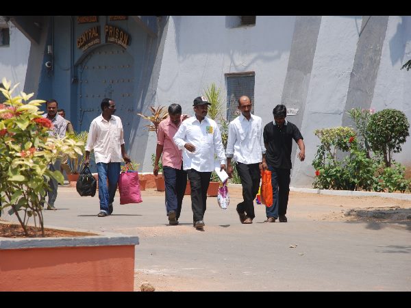 చర్లపల్లి జైలు నుంచి ఖైదీల విడుదల