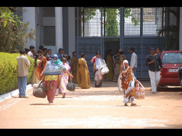 చర్లపల్లి జైలు నుంచి ఖైదీల విడుదల