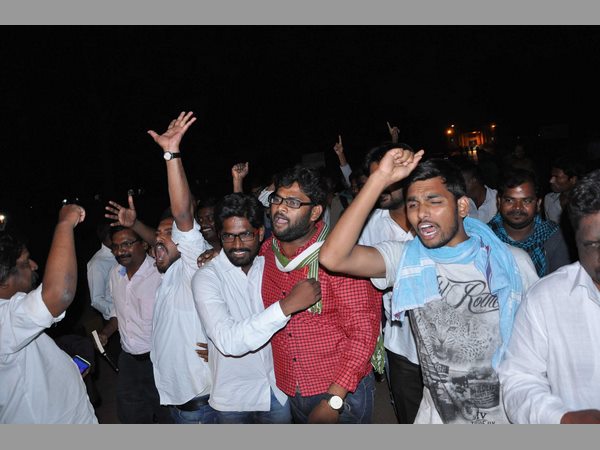 హెచ్‌సీయూ విద్యార్థుల రిలీజ్