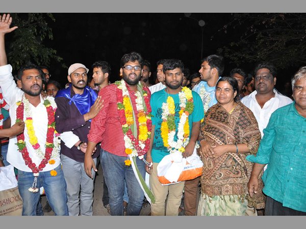 హెచ్‌సీయూ విద్యార్థుల రిలీజ్