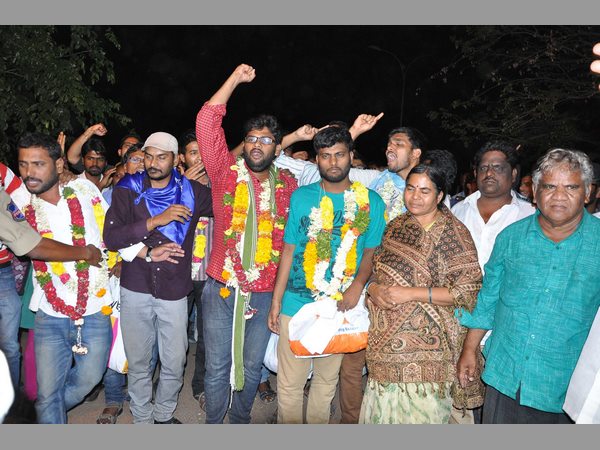 హెచ్‌సీయూ విద్యార్థుల రిలీజ్