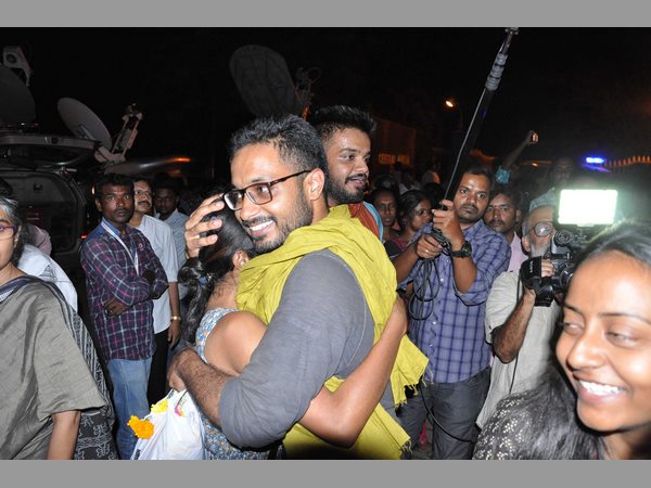 హెచ్‌సీయూ విద్యార్థుల రిలీజ్