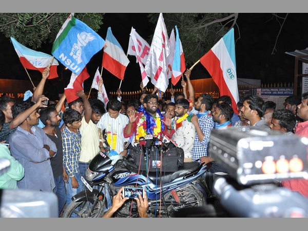 హెచ్‌సీయూ విద్యార్థుల రిలీజ్