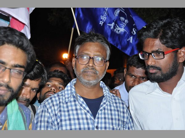 హెచ్‌సీయూ విద్యార్థుల రిలీజ్