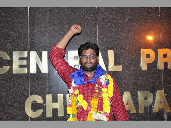 హెచ్‌సీయూ విద్యార్థుల రిలీజ్