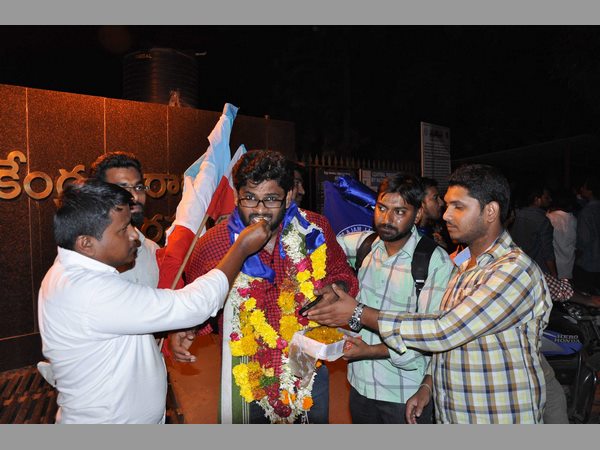 హెచ్‌సీయూ విద్యార్థుల రిలీజ్