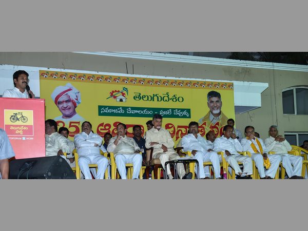  రాష్ట్ర విభజన టీడీపీకి పరీక్ష: ఆవిర్భావ వేడుకలో చంద్రబాబు ఉద్వేగం