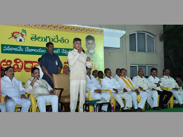 రాష్ట్ర విభజన టీడీపీకి పరీక్ష: ఆవిర్భావ వేడుకలో చంద్రబాబు ఉద్వేగం