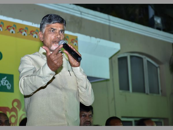 రాష్ట్ర విభజన టీడీపీకి పరీక్ష: ఆవిర్భావ వేడుకలో చంద్రబాబు ఉద్వేగం