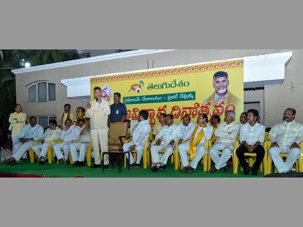  రాష్ట్ర విభజన టీడీపీకి పరీక్ష: ఆవిర్భావ వేడుకలో చంద్రబాబు ఉద్వేగం