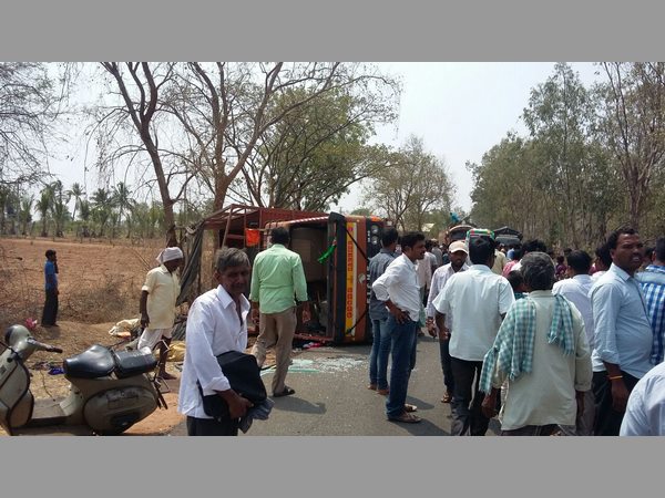 పరిగి ఘటనలో స్థానికుల మానవత్వం: కేసీఆర్ తీవ్ర దిగ్భ్రాంతి పరిగి ఘటనలో స్థానికుల మానవత్వం: కేసీఆర్ తీవ్ర దిగ్భ్రాంతి