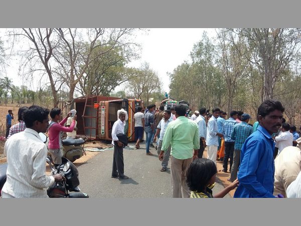 పరిగి ఘటనలో స్థానికుల మానవత్వం: కేసీఆర్ తీవ్ర దిగ్భ్రాంతి పరిగి ఘటనలో స్థానికుల మానవత్వం: కేసీఆర్ తీవ్ర దిగ్భ్రాంతి