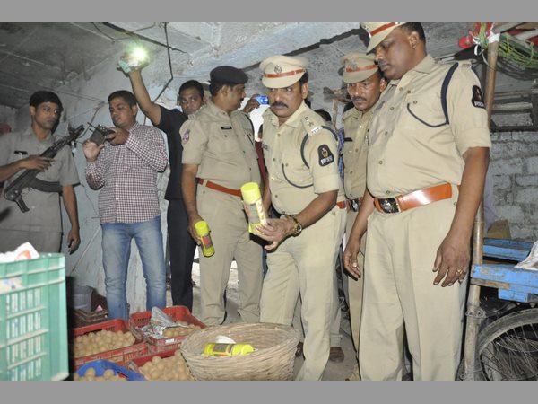  పోలీసులు దాడులు: అరటిపండు రంగు వెనుక అసలు నిజం ఇదే?