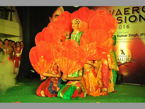 డ్యాన్స్ అదుర్స్