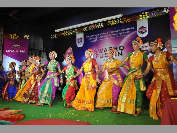 డ్యాన్స్ అదుర్స్