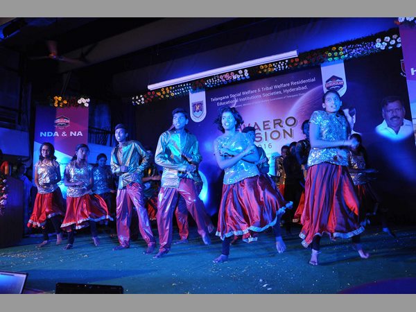 డ్యాన్స్ అదుర్స్