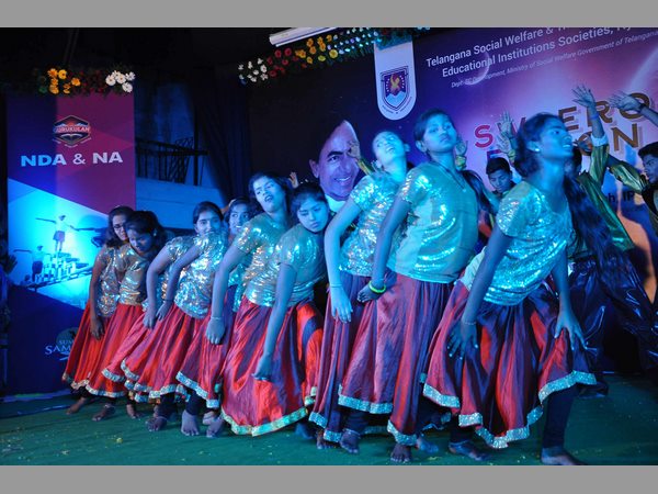 డ్యాన్స్ అదుర్స్