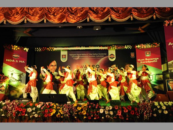 డ్యాన్స్ అదుర్స్