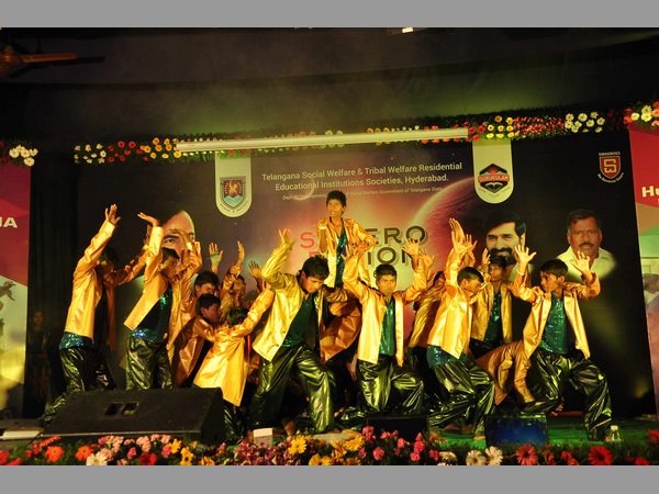 డ్యాన్స్ అదుర్స్