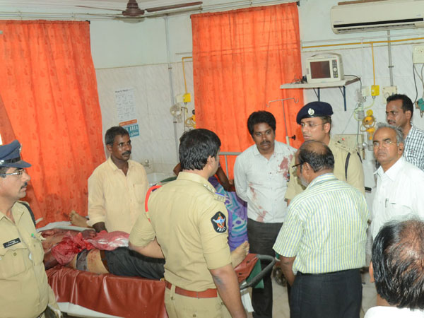  ఏలూరులో లాయర్‌ని కత్తులతో నరికి చంపిన దుండగులు 