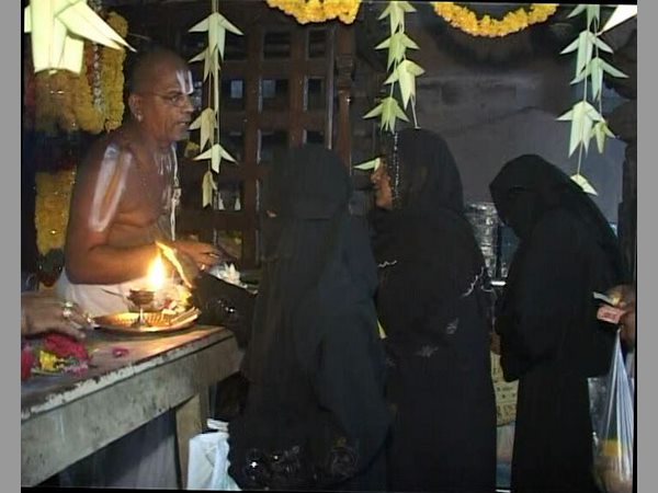 ముస్లిం భక్తులకు హారతులు...