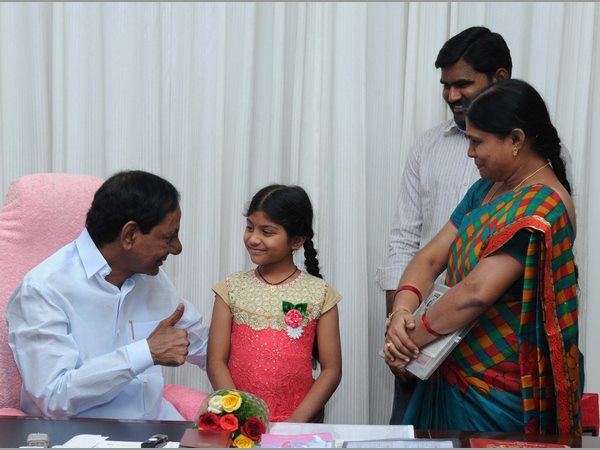  ముగ్ధుడైన సీఎం: బాగా చదువుకోవాలంటూ 10 లక్షల చెక్ ఇచ్చారు 