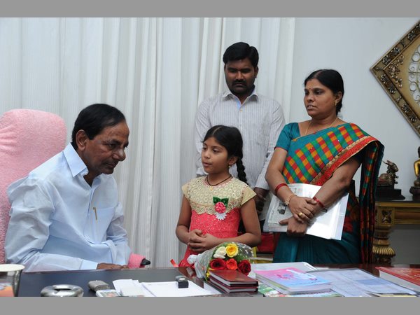  ముగ్ధుడైన సీఎం: బాగా చదువుకోవాలంటూ 10 లక్షల చెక్ ఇచ్చారు 