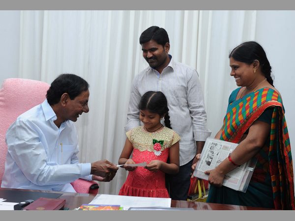  ముగ్ధుడైన సీఎం: బాగా చదువుకోవాలంటూ 10 లక్షల చెక్ ఇచ్చారు 