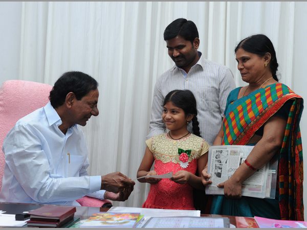  ముగ్ధుడైన సీఎం: బాగా చదువుకోవాలంటూ 10 లక్షల చెక్ ఇచ్చారు 