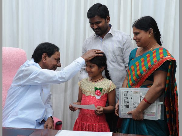  ముగ్ధుడైన సీఎం: బాగా చదువుకోవాలంటూ 10 లక్షల చెక్ ఇచ్చారు 