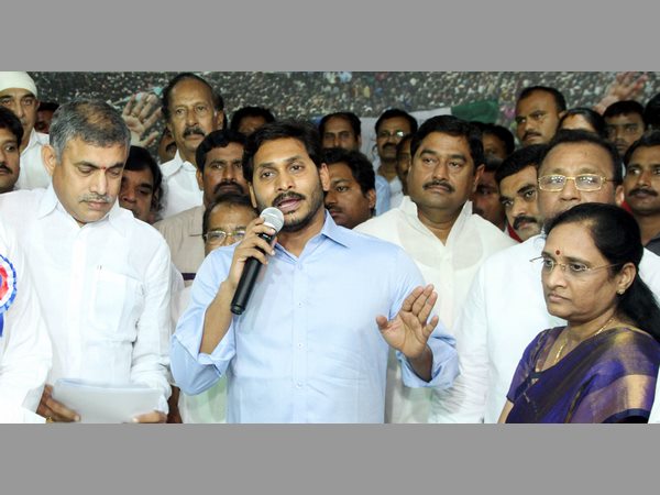  చంద్రబాబుపై జగన్ నిప్పులు: 'వింత రోగం, అవసరం తీరాక మోసాలు'