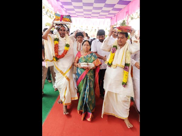  నేత్ర పర్వంగా సీతారాముల కల్యాణం: ముత్యాల తలంబ్రాలతో కెసిఆర్ వెంట హిమాన్షు