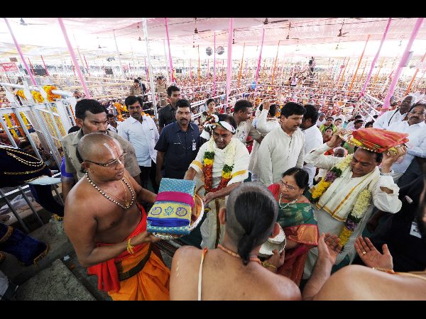  నేత్ర పర్వంగా సీతారాముల కల్యాణం: ముత్యాల తలంబ్రాలతో కెసిఆర్ వెంట హిమాన్షు