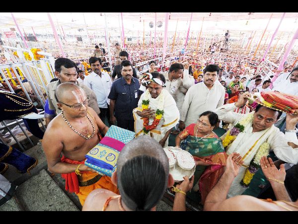  నేత్ర పర్వంగా సీతారాముల కల్యాణం: ముత్యాల తలంబ్రాలతో కెసిఆర్ వెంట హిమాన్షు