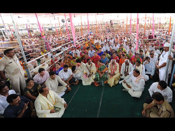  నేత్ర పర్వంగా సీతారాముల కల్యాణం: ముత్యాల తలంబ్రాలతో కెసిఆర్ వెంట హిమాన్షు