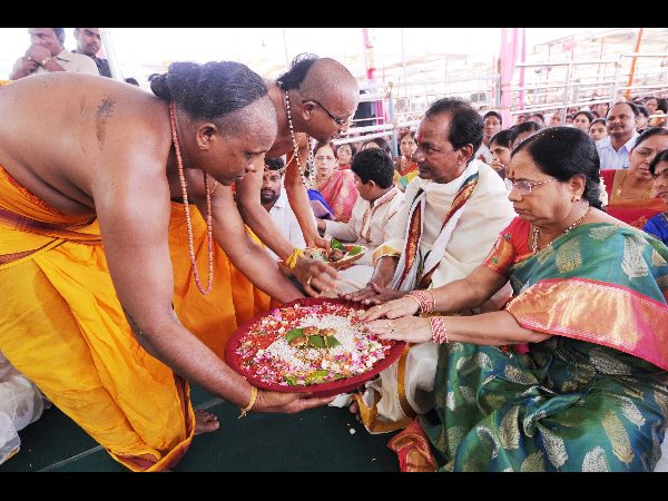  నేత్ర పర్వంగా సీతారాముల కల్యాణం: ముత్యాల తలంబ్రాలతో కెసిఆర్ వెంట హిమాన్షు