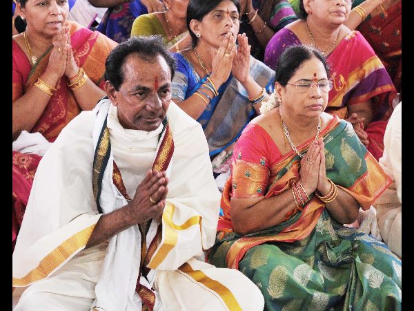  నేత్ర పర్వంగా సీతారాముల కల్యాణం: ముత్యాల తలంబ్రాలతో కెసిఆర్ వెంట హిమాన్షు