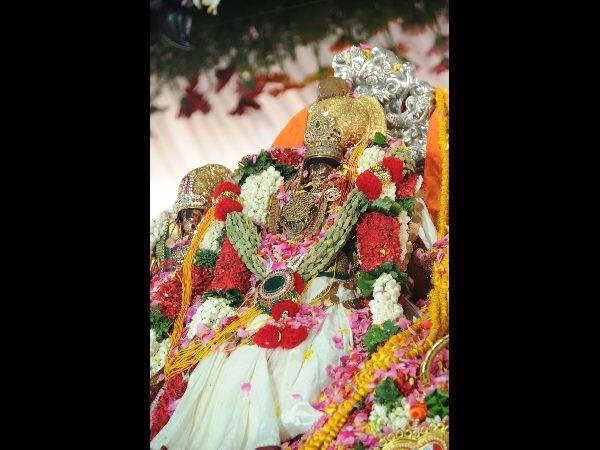  నేత్ర పర్వంగా సీతారాముల కల్యాణం: ముత్యాల తలంబ్రాలతో కెసిఆర్ వెంట హిమాన్షు