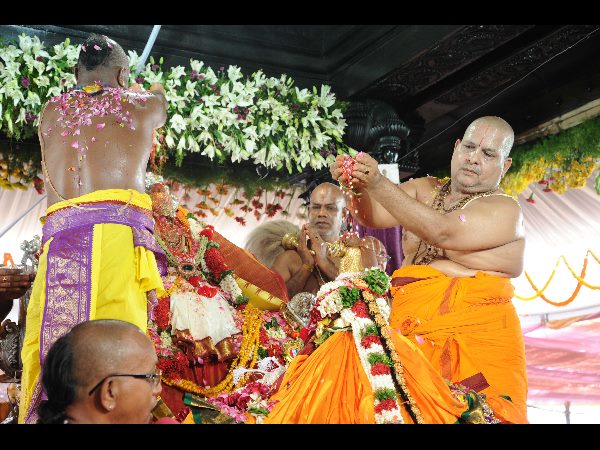  నేత్ర పర్వంగా సీతారాముల కల్యాణం: ముత్యాల తలంబ్రాలతో కెసిఆర్ వెంట హిమాన్షు