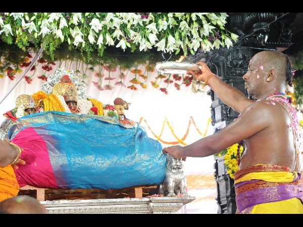  నేత్ర పర్వంగా సీతారాముల కల్యాణం: ముత్యాల తలంబ్రాలతో కెసిఆర్ వెంట హిమాన్షు