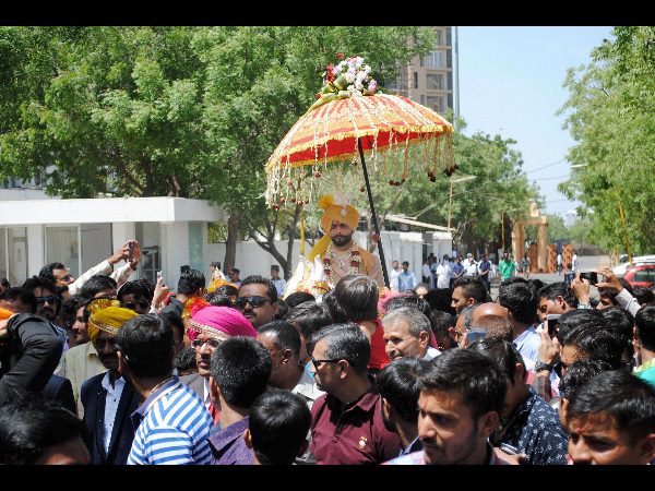 జడెజా పెళ్లి, కాల్పులు