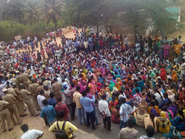 నిలిచిన వాహనాలు...