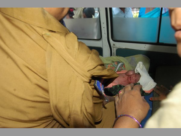 రోడ్డుపైనే ప్రసవించిన మహిళ 