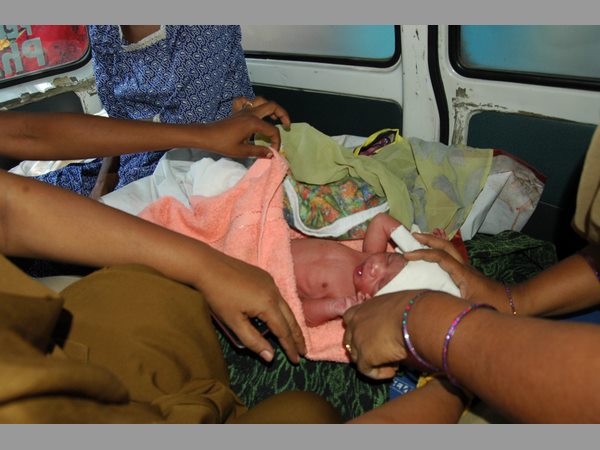రోడ్డుపైనే ప్రసవించిన మహిళ 